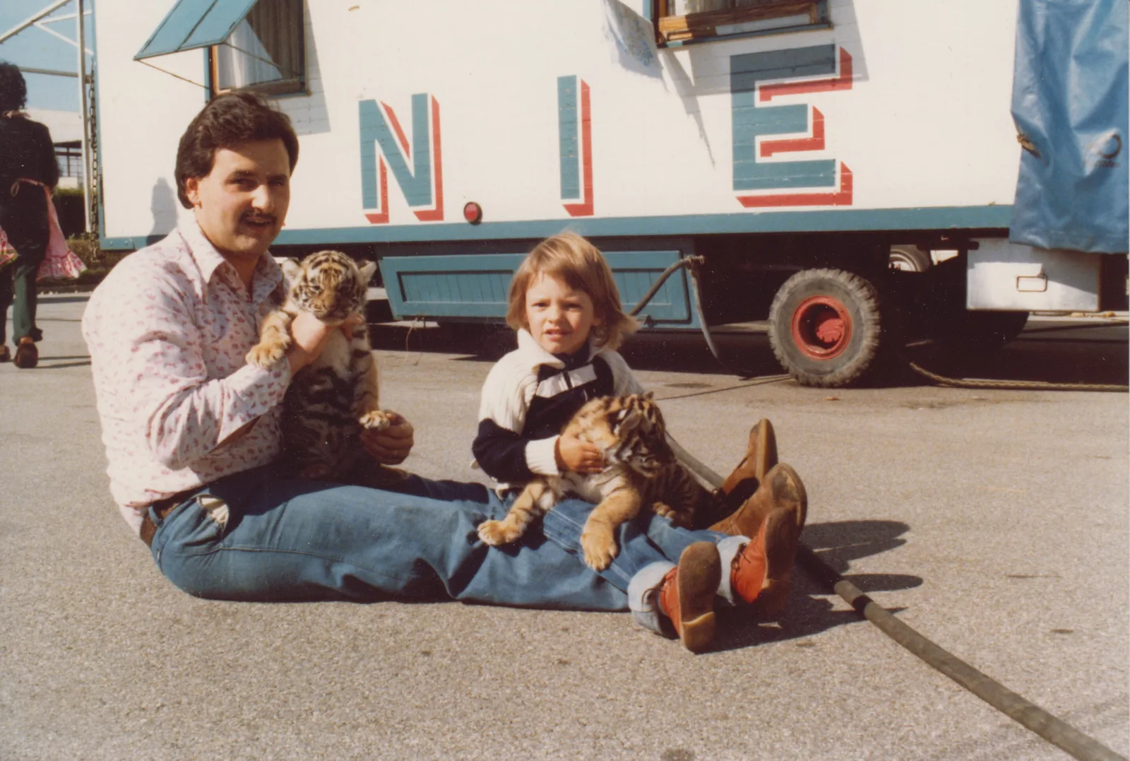 1980er – Die Achtziger, Circus Louis Knie